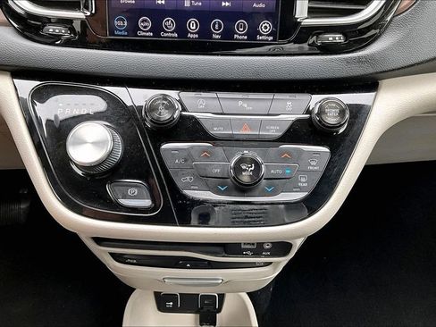 Used 2018 Chrysler Pacifica Touring-L Plus FWD image 16