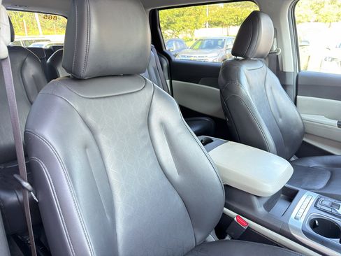 Used 2023 Kia Carnival LX FWD image 24