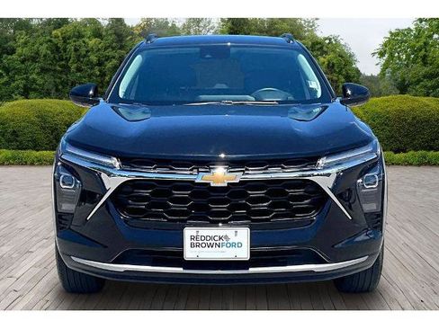 Used 2025 Chevrolet Trax LT w/ LT Convenience Package FWD image 2