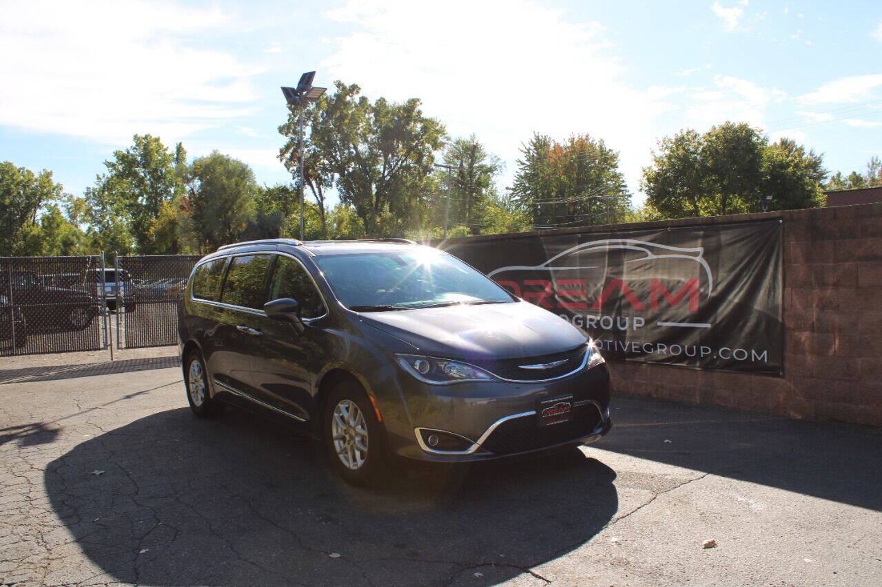 Used 2020 Chrysler Pacifica Touring-L FWD image 4