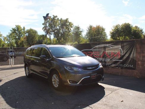 Used 2020 Chrysler Pacifica Touring-L FWD image 4
