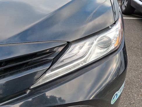 Used 2020 Toyota Camry XLE image 7