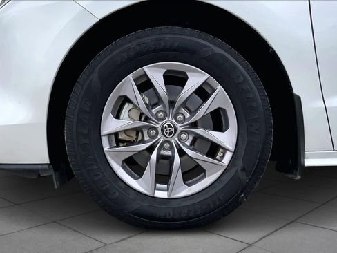 Used 2023 Toyota Sienna XLE image 10