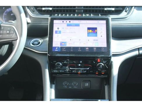 Used 2023 Jeep Grand Cherokee L Limited AWD/4WD image 17