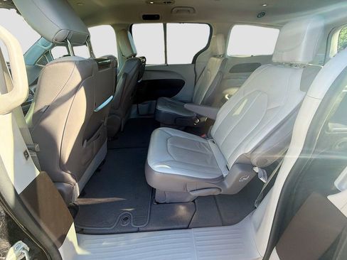 Used 2018 Chrysler Pacifica Touring-L Plus FWD image 22