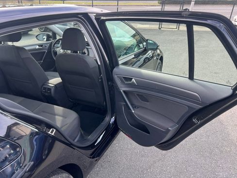 Used 2019 Volkswagen e-Golf SE image 38