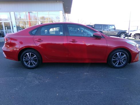 Used 2024 Kia Forte LXS w/ LXS Technology Package FWD image 2