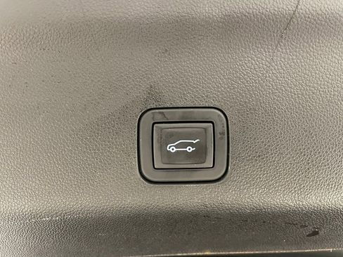 Used 2023 GMC Yukon SLT w/ SLT Premium Package image 13