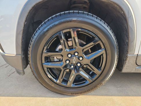 Used 2019 Chevrolet Traverse LT w/ LPO, 'HIT The Road' Package FWD image 33