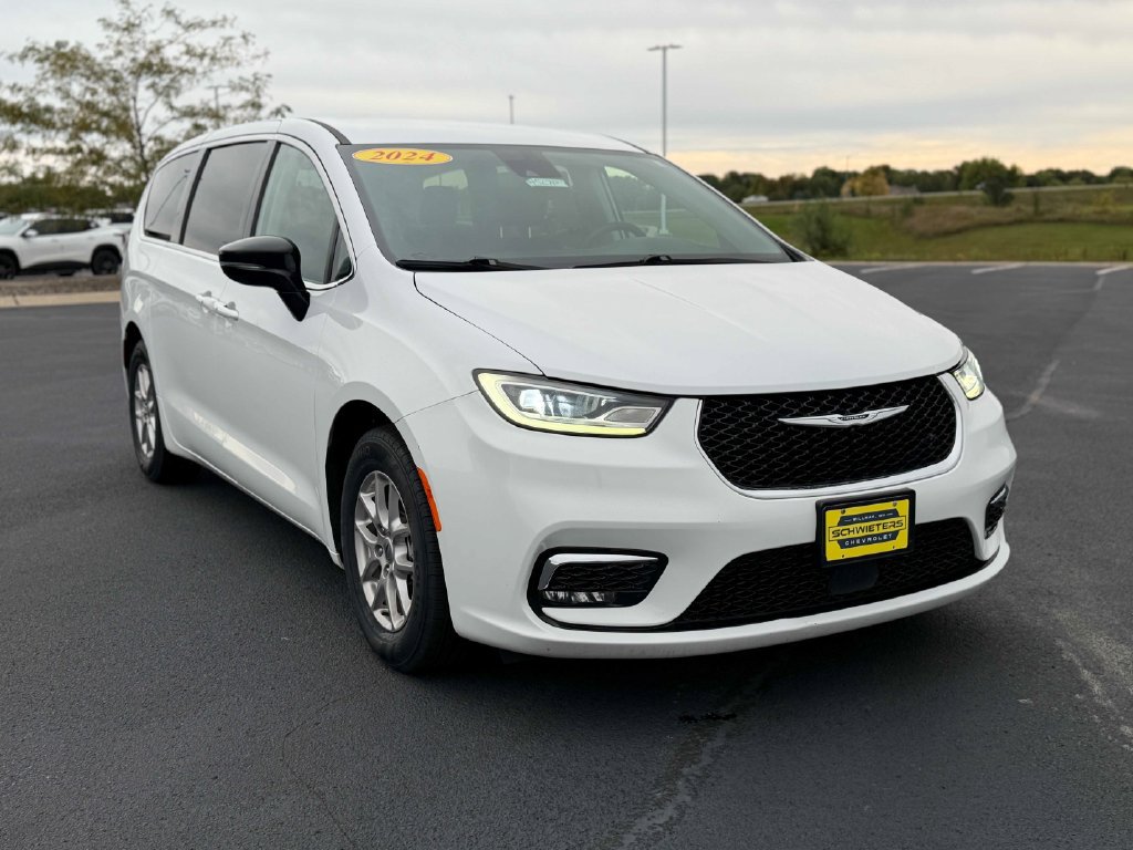 Used 2024 Chrysler Pacifica Touring-L FWD image 5