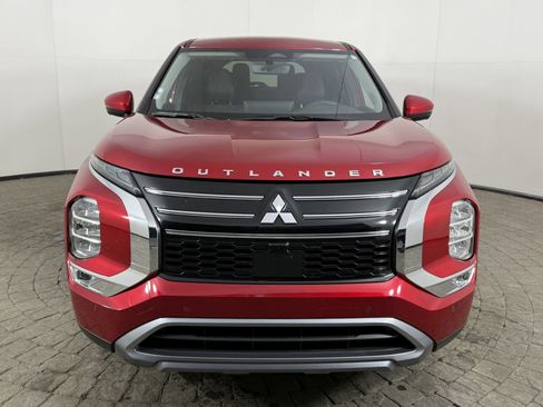 Used 2025 Mitsubishi Outlander SE image 2