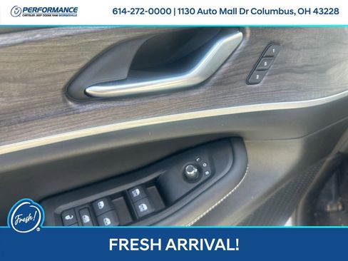 Used 2024 Jeep Grand Cherokee Limited w/ Black Appearance Package AWD/4WD image 16