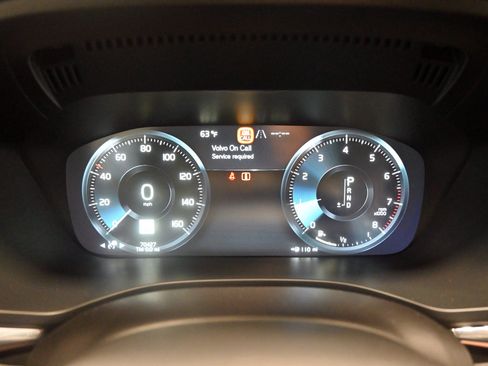 Used 2019 Volvo XC60 T5 R-Design w/ Protection Package Premier AWD/4WD image 6