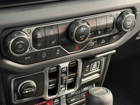 Used 2025 Jeep Gladiator Mojave image 17