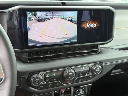 Used 2025 Jeep Wrangler Unlimited Sahara AWD/4WD image 20