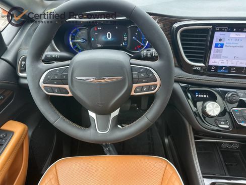 Used 2023 Chrysler Pacifica Pinnacle FWD image 15