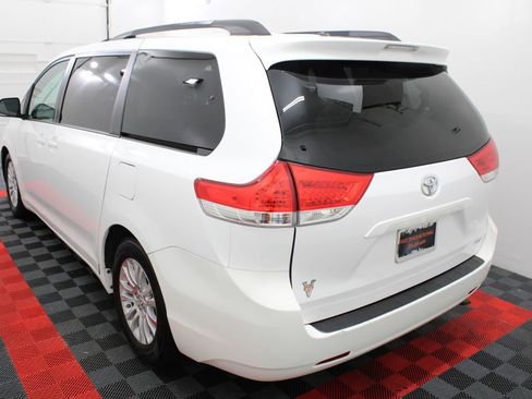 Used 2013 Toyota Sienna XLE image 4
