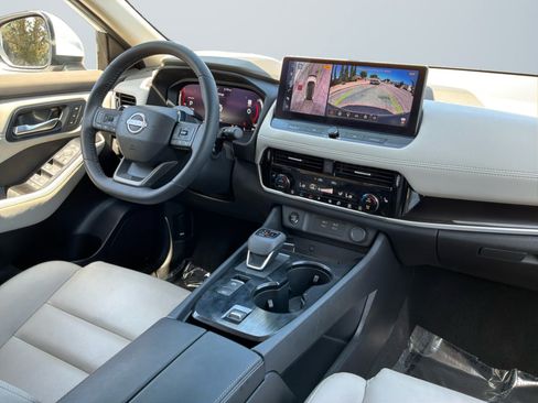 Used 2025 Nissan Rogue SL w/ Tech Package FWD image 14