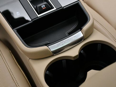 Certified 2025 Porsche Macan image 34