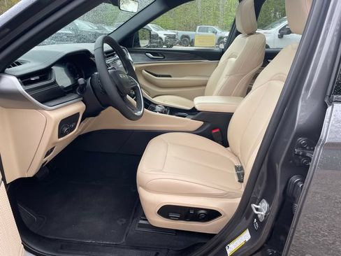 Used 2025 Jeep Grand Cherokee L Limited w/ Black Appearance Package AWD/4WD image 43