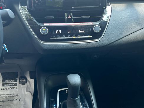 Used 2025 Toyota Corolla LE FWD image 11