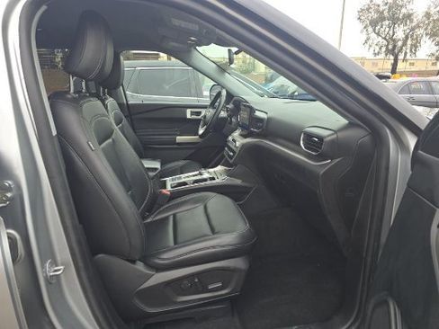 Used 2022 Ford Explorer XLT w/ Equipment Group 202A image 8