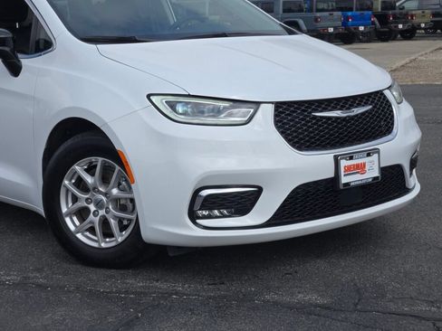 Used 2024 Chrysler Pacifica Touring-L FWD image 2