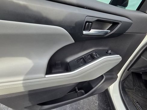 Used 2023 Toyota Highlander XLE FWD image 11