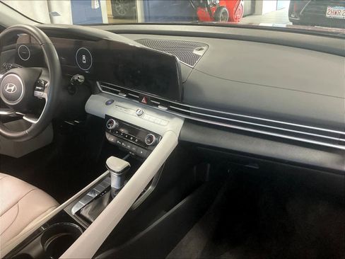 Used 2025 Hyundai Elantra Limited image 28
