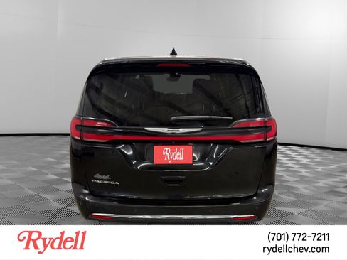 Used 2023 Chrysler Pacifica Touring-L FWD image 4