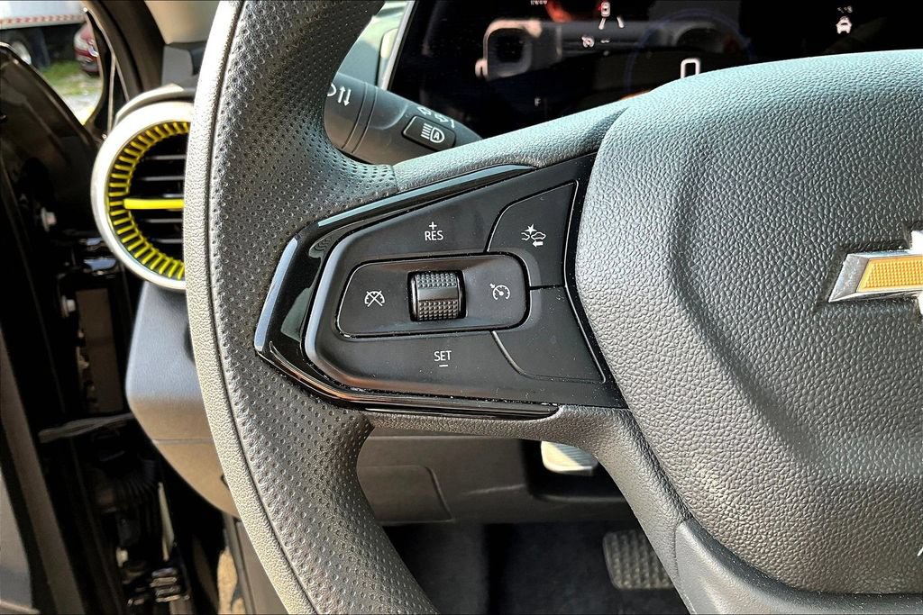 Used 2025 Chevrolet Trax LT FWD image 10