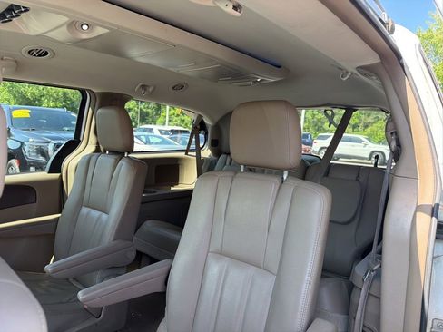 Used 2016 Chrysler Town & Country Touring FWD image 15