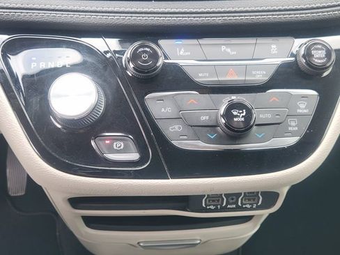 Used 2023 Chrysler Pacifica Touring-L FWD image 16