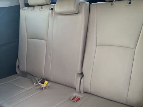 Used 2023 Toyota Highlander XLE image 9