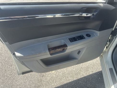 Used 2006 Chrysler 300 C w/ Navigation & Sound Group II RWD image 31