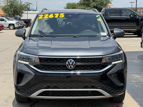 Used 2024 Volkswagen Taos SE w/ Panoramic Sunroof Package FWD image 8