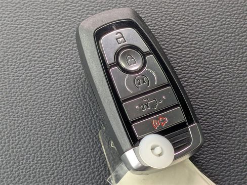 New 2026 Ford F250 Lariat w/ Black Appearance Package image 31