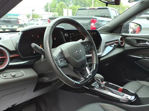 Certified 2025 Chevrolet Trax RS FWD image 19