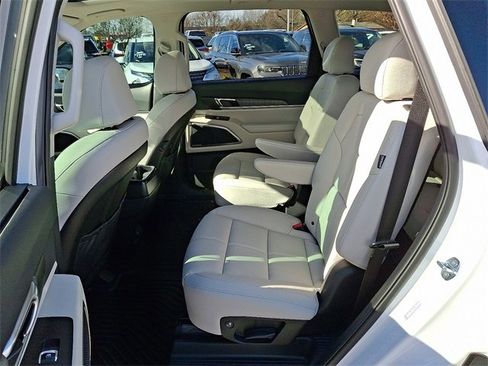 Used 2025 Kia Telluride EX w/ EX Captain's Chair Package image 8