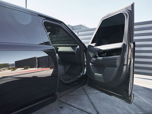 Used 2025 Land Rover Range Rover Long Wheelbase Autobiography image 21