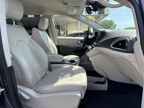 Used 2021 Chrysler Pacifica Touring-L FWD image 20