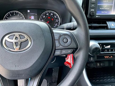 Used 2021 Toyota RAV4 LE FWD image 11
