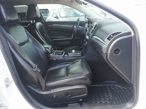 Used 2020 Chrysler 300 Limited image 24