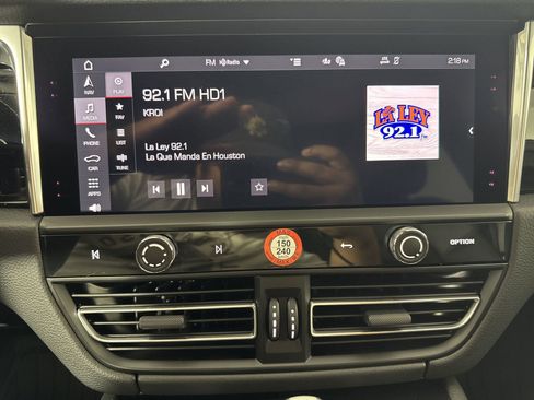 Certified 2025 Porsche Macan image 24