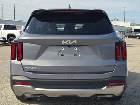 Used 2024 Kia Sorento S w/ Panoramic Sunroof Package FWD image 4