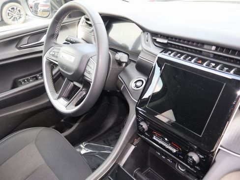 Used 2023 Jeep Grand Cherokee L Laredo image 8