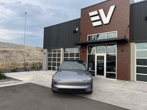 Used 2026 Tesla Model Y Long Range RWD image 2