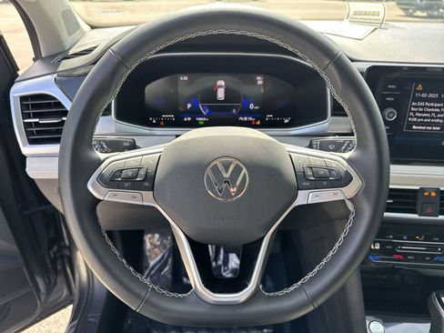Certified 2025 Volkswagen Taos SE w/ Panoramic Sunroof Package FWD image 29