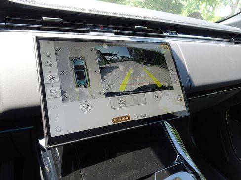 New 2025 Land Rover Range Rover Sport SE image 4