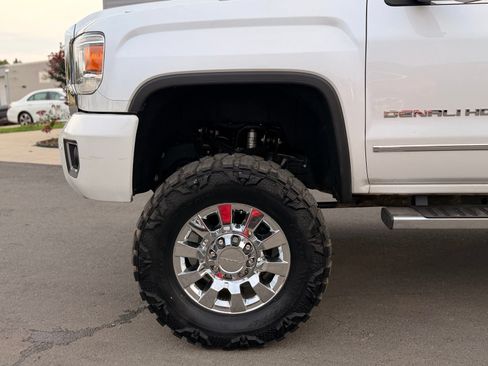 Used 2019 GMC Sierra 2500 Denali w/ Duramax Plus Package AWD/4WD image 19